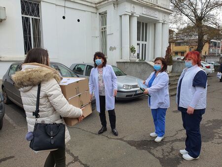 Бургаски медици на първа линия получиха дарение от витамини и имуностимуланти