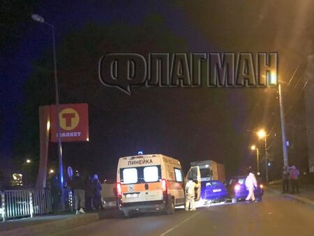 Извънредно: Тежка верижна катастрофа на ул. „Хаджи Димитър“ в Айтос, три коли са се размазали