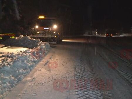Обилен снеговалеж на прохода „Петрохан“, шофьорите да внимават!