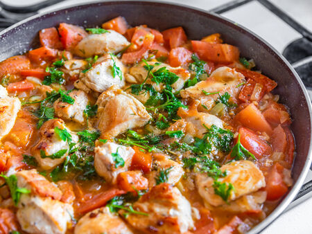 Рецепта за пилешка яхния с целина, домати и моркови