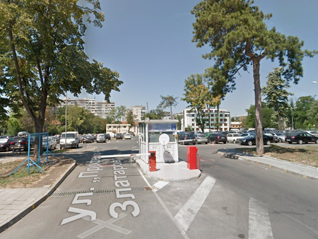 Бургазлия: Завишиха месечните такси на паркинга на ул. „Ген. Гурко”, а мисли ли се за ремонт?