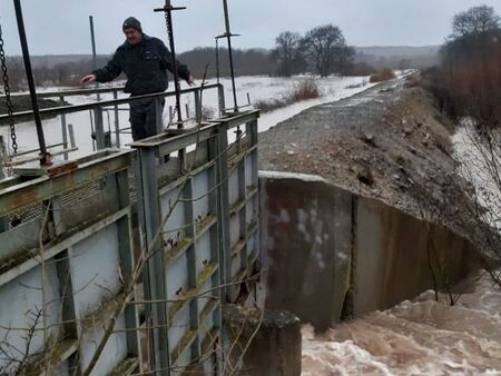 Опасност от наводнение в Бургаско: Евакуираха хората от 20 къщи във в. с. Черниците