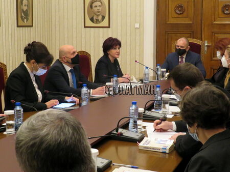 Караянчева замести Борисов на консултациите при президента