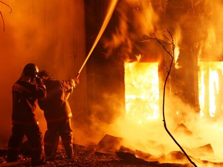 Пожар избухна в базар "Феникс" в Слънчев бряг, два павилиона изгоряха