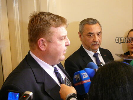 ВМРО и НФСБ не пристигнаха за среща с президента Радев