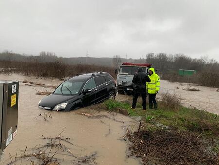 Рекордно количество валежи в Бургас за последното денонощие, на юг ситуацията е тревожна