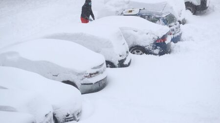 Рекордни студове сковаха Испания след снежната буря
