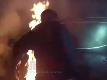 Полицай измъкна жена от горяща кола