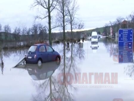 Микробус с пътници във воден капан в Дебелт