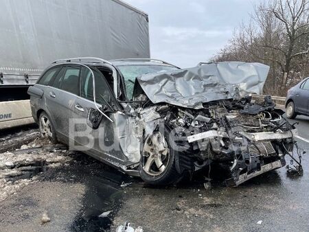 Млад шофьор с Мерцедес се вряза в ТИР пред очите на полицаи