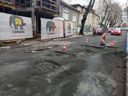 Сигнал до Флагман! Опасна дупка стана гробница за автомобилни картери на ул. „Княз Борис“ в Бургас