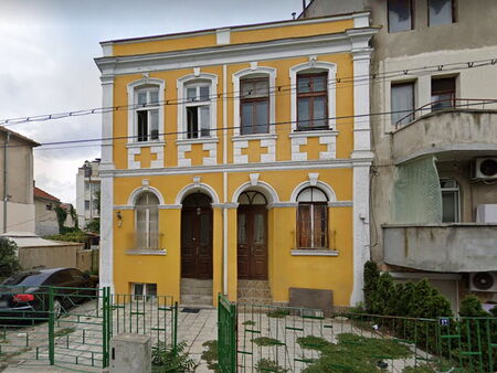 Трима поискаха фамозен държавен апартамент в центъра на Бургас, е-търгът обаче се "бъгна"