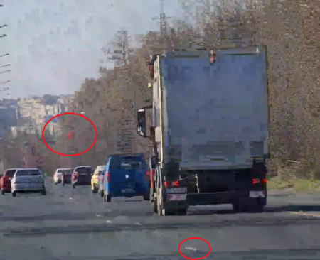 Камион разсипа боклуци по околовръстното в Бургас (ВИДЕО)