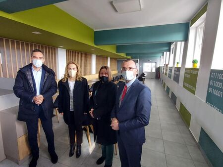 Вицепремиерът Марияна Николова посети IT гимназията в Бургас