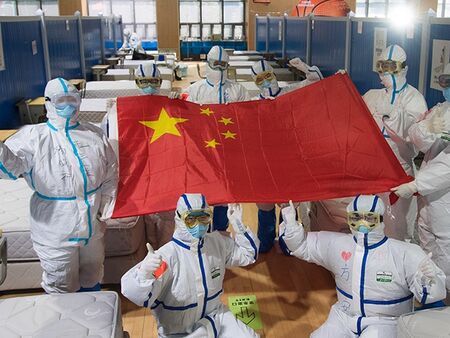 В Китай изграждат нови временни болници за ковид, настаняват и безсимптомни