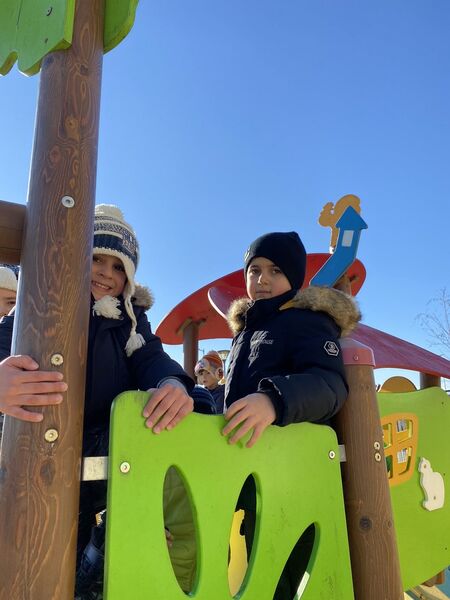Децата от ДГ „Пинокио“ използват и зимните слънчеви лъчи, за да учат и играят на открито