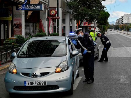 Гърция отваря моловете и магазините, но строгите ограничителни мерки остават