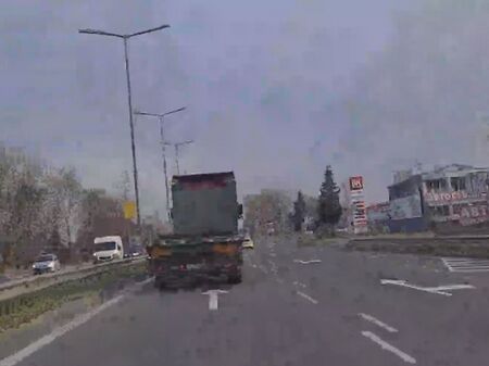 Това не е шофьор, а терорист! Вижте как камион с ремарке изпреварва в Бургас със 100 км/ч