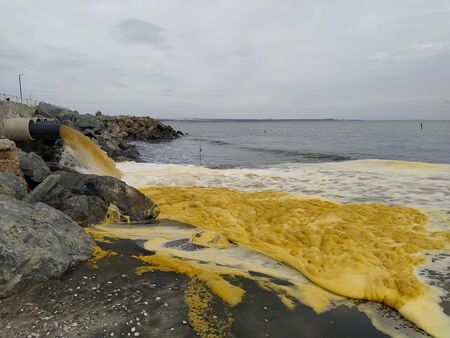 Мръсна вода се излива в морето край Солниците в Бургас? Вижте каква е истината