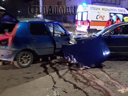 Тежка нощна катастрофа с няколко автомобила в София - има пострадали