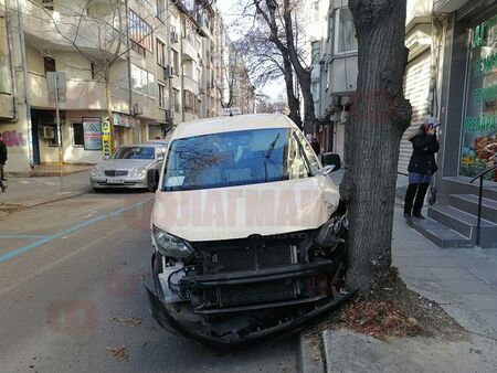 Извънредно! Такси се заби в дърво на ул. „Цар Калоян” (СНИМКИ)