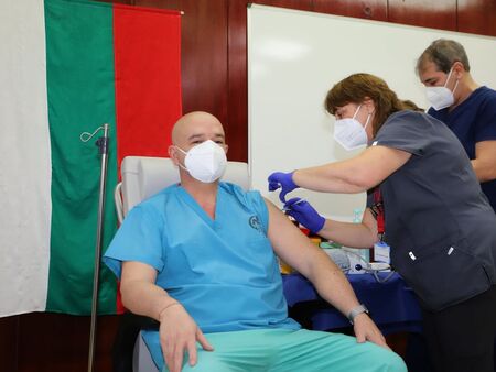 Ген. Мутафчийски предлага да има мобилни екипи до 22:00 часа, които да бият ваксини