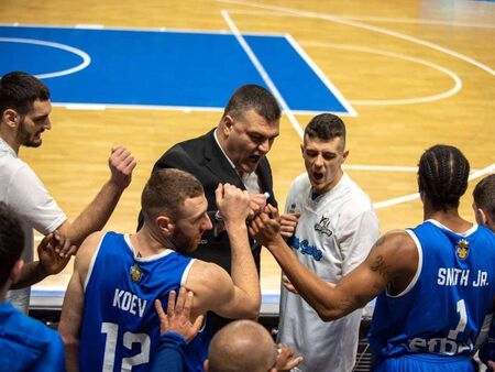 Баскетболният Черноморец нанесе тежък удар на Левски Лукойл в зала "Бойчо Брънзов"