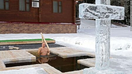 Путин се потопи в ледена вода край Москва