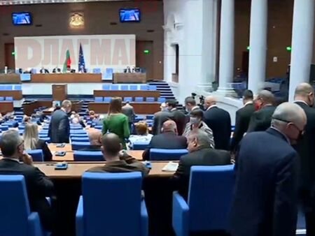Депутати решават за изпирането на пари и за гласуването на българите под карантина