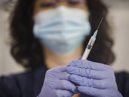 Над 100 учители и служители в образованието в Айтос - готови да се ваксинират