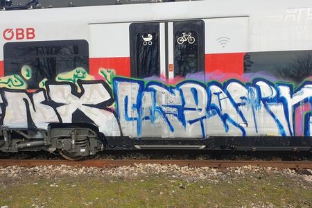 Модерен локомотив пристигна в Казанлък за тестове, "избомбиха" го с графити