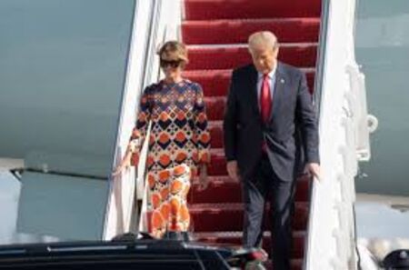 Мелания Тръмп проговори с облеклото си, преоблече се в самолета и сложи рокля със странна щампа