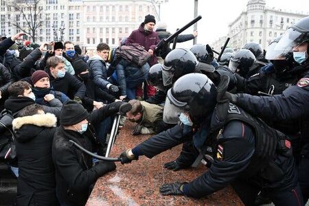 Хиляди протестират в Москва в защита на Навални