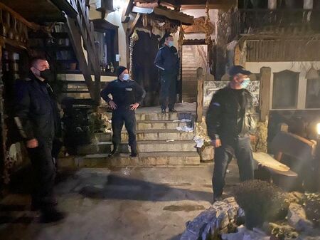 Полиция и РЗИ щурмува комплекс Старите къщи в с. Медово заради незаконно парти