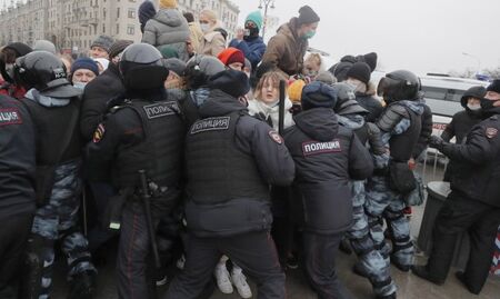 Рекорд! Русия арестува близо 3500 души на протестите за Навални