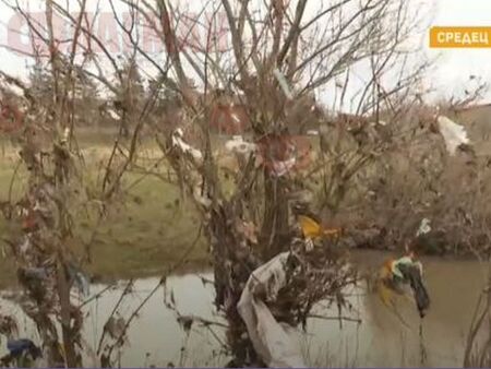 Ужасяващо замърсяване на Средецка река, тонове боклуци полепнаха по дърветата
