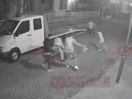 Брутални кадри от нападение в Пловдив, седем роми пребиха мъж без вина