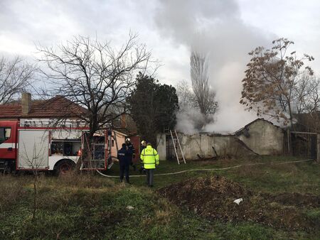 Първо във Флагман! Млад мъж живеел в горящата къща в кв. Черно море, не е ясно бил ли е вътре