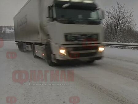 Затварят пътища заради снега, спряха тировете по магистрала край София