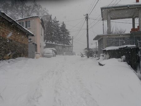 9 села в община Руен без ток, снежната покривка стигна метър