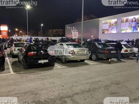 Екшън в Пловдив, полицаи щурмуваха паркинг на магазин заради дрифтъри