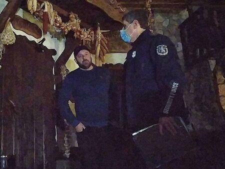 Полиция отново нахлу в „Старите къщи“ в Медово заради сигнал за незаконен купон с жива музика