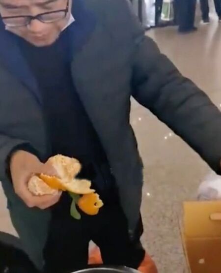 4-ма идиоти изядоха 30 кг портокали, за да не плащат летищна такса