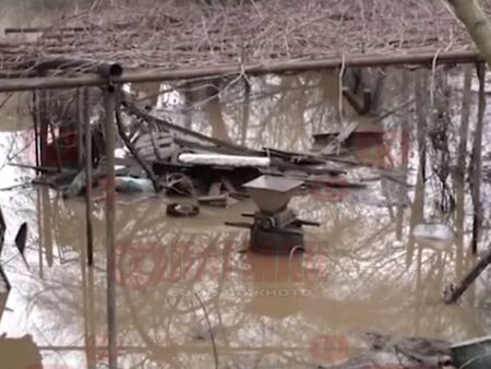 Пострадалите от потопа в Кости: Страшна вълна ни заля през нощта