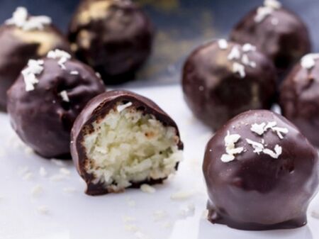 Рецепта за вкусни бонбони с кокос и шоколад