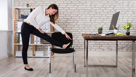 Йога у дома или офиса: 5 пози, които да правите на стола