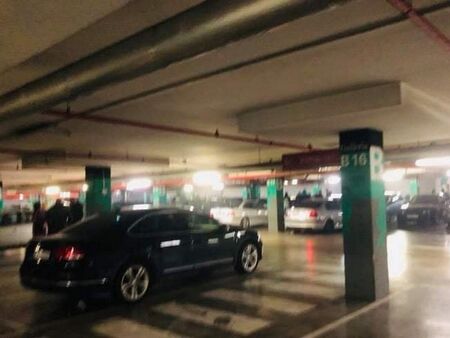 Нова мода след гонките: Бургаски батки си спретнаха невиждан купон в подземния паркинг на мола