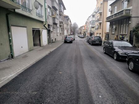 Централни бургаски улици са отново проходими с пласт нов асфалт и тротоари
