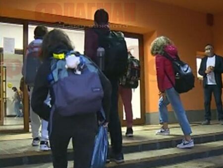 Изпитите след 4-ти и 10-ти клас излишни, 18 000 родители настояват за отмяната им