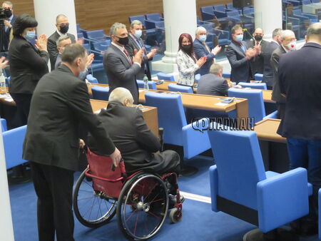 Нов депутат с увреждане не успя да се закълне от трибуната на "модерната" зала, оставиха го отзад